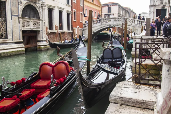 VENICE, ITÁLIA - em 3 de maio de 2015. A gôndola com passageiros flutua na estreita rua do canal — Fotografia de Stock