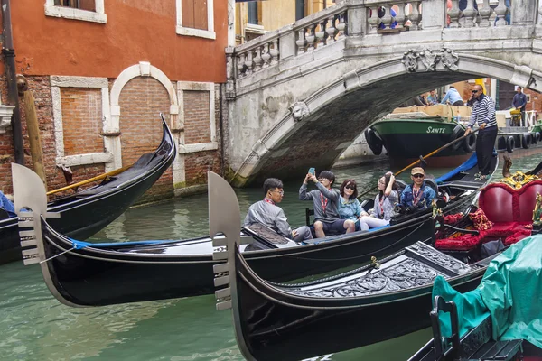 Venice, Olaszország - a május 3-án, a 2015. A gondola utasokat úszik a keskeny csatorna utcában — Stock Fotó