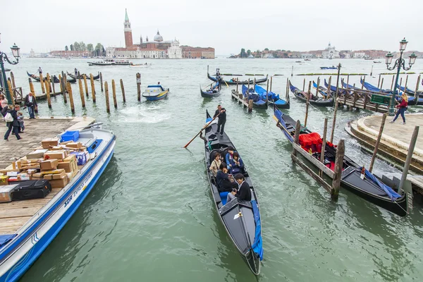 VENICE, ITALY - 4 мая 2015 г. Город пейзаж. Гондола плавает на Большом канале (Canal Grande) ) — стоковое фото