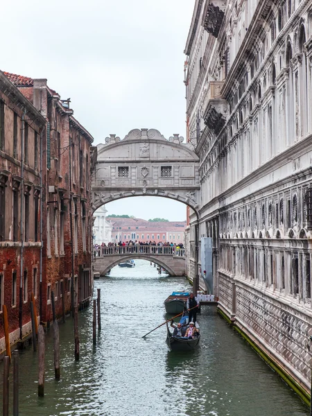 VENICE, ITÁLIA - em 3 de maio de 2015. A gôndola com passageiros flutua na estreita rua do canal — Fotografia de Stock