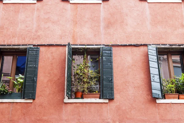 VENECIA, ITALIA - el 3 de mayo de 2015. Fragmento de una fachada de la típica casa antigua —  Fotos de Stock