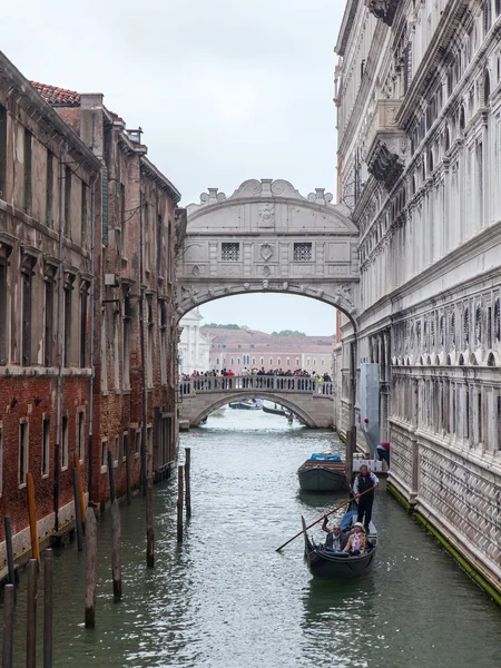 VENICE, ITÁLIA - em 3 de maio de 2015. A gôndola com passageiros flutua na estreita rua do canal — Fotografia de Stock