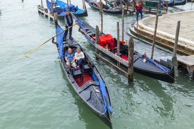 Venice, İtalya - 3 Mayıs 2015 tarihinde. Yolcular ile gondol Venedik lagün üzerinde yüzen
