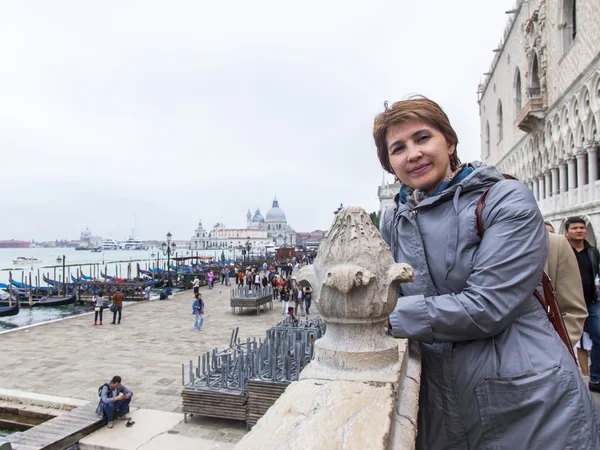 Venice, İtalya - 4 Mayıs 2015 tarihinde. Mutlu turistik gezi gider — Stok fotoğraf