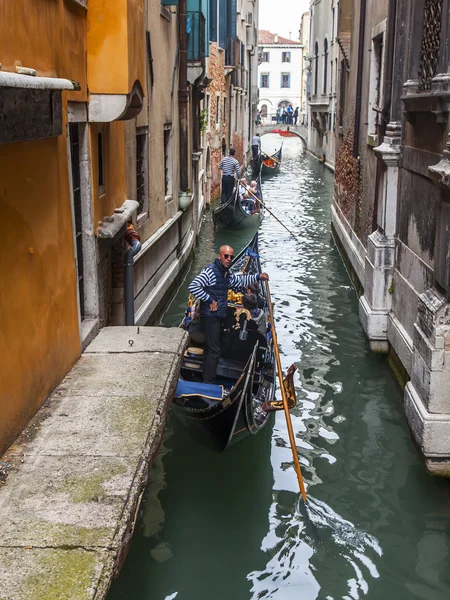 Venice, Italië - op 3 mei 2015. De gondel met passagiers drijft op het smalle kanaal — Stockfoto