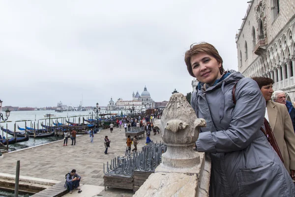 Venice, İtalya - 4 Mayıs 2015 tarihinde. Mutlu turistik gezi gider — Stok fotoğraf