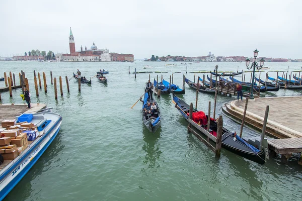 VENICE, ITÁLIA - em 3 de maio de 2015. A gôndola com passageiros flutua na Lagoa Veneziana — Fotografia de Stock