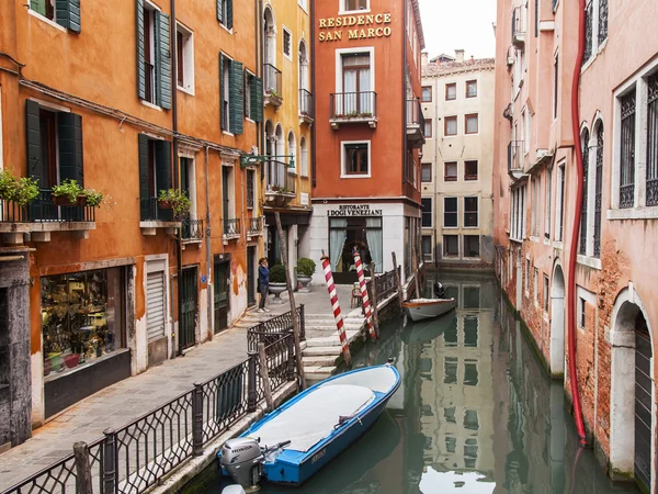 VENECIA, ITALIA - el 3 de mayo de 2015. Venecia es la ciudad en el agua. Paisaje urbano . — Foto de Stock