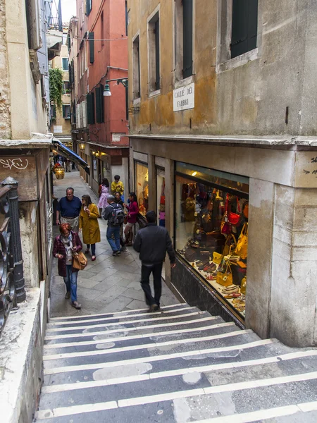 VENECIA, ITALIA - el 4 de mayo de 2015. Una calle comercial con iluminación nocturna —  Fotos de Stock