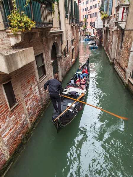 Venice, Olaszország - a május 3-án, a 2015. A gondola utasokat úszik a keskeny csatorna — Stock Fotó