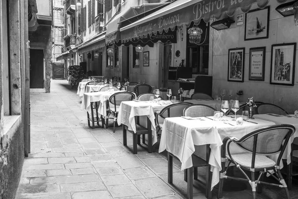 Venice, İtalya - 3 Mayıs 2015 tarihinde. Dar eski sokak kafede yaz — Stok fotoğraf