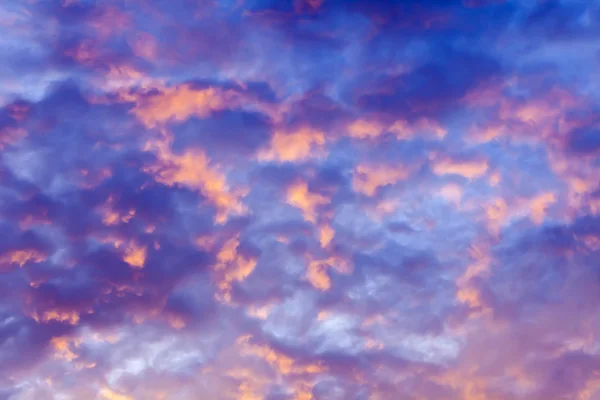 Himmlische Landschaft. heller Sonnenuntergang und Wolken — Stockfoto