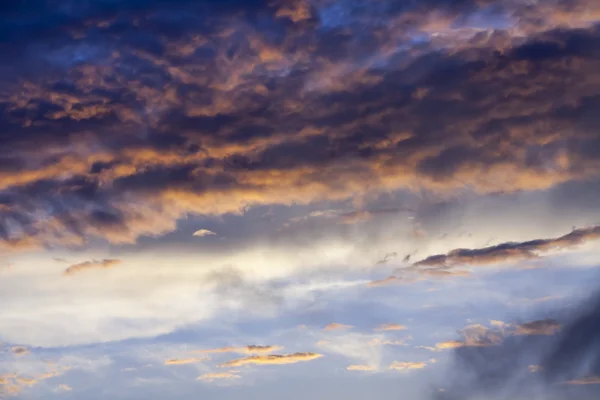 Paisagem celestial. Pôr do sol brilhante e nuvens — Fotografia de Stock