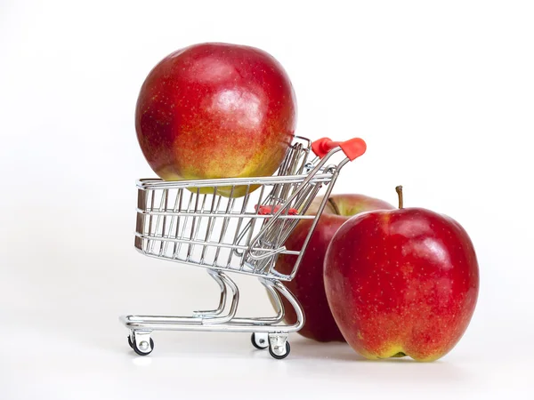 Czerwonych jabłek w wózek na zakupy — Zdjęcie stockowe