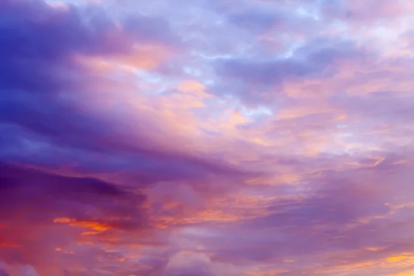 Paysage céleste. Coucher de soleil lumineux et nuages — Photo