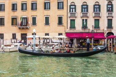 Venice, İtalya - 3 Mayıs 2015 tarihinde. Gondol yolcular ile Grand kanal (Canal Grande üzerinde yüzen)