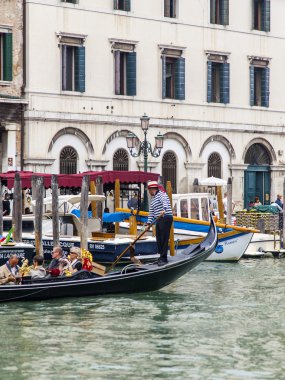 Venice, İtalya - 4 Mayıs 2015 tarihinde. Şehir manzarası. Gondol Grand kanal (Canal Grande üzerinde yüzen)