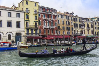Venice, İtalya - 3 Mayıs 2015 tarihinde. Gondol yolcular ile Grand kanal (Canal Grande üzerinde yüzen)