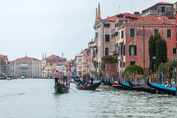VENECIA, ITALIA - el 4 de mayo de 2015. Paisaje urbano. La góndola flota en el Gran Canal (Canal Grande ) — Foto de Stock