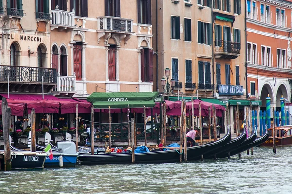 VENICE, ITALY - on MAY 4, 2015. A view from a board vaporetto on the coast of the Grand channel (Canal Grande) and gondola at moorings — Stock Photo, Image