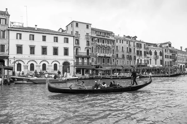 Venedig, Italien - am 3. Mai 2015 schwimmt die Gondel mit den Passagieren auf dem großen Kanal (canal grande) — Stockfoto