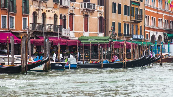 VENISE, ITALIE - le 4 mai 2015. Vue depuis une planche vaporetto sur la côte du Grand canal (Canal Grande) et gondole aux amarrages — Photo