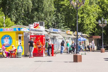 Pushkino, Rusya Federasyonu - 24 Haziran 2015 tarihinde. Bulvarı'ndaki Ticaret pavyonlar