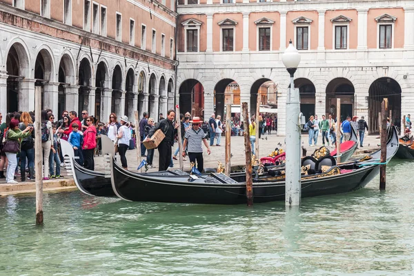 VENICE, ITALY - on MAY 4, 2015. A view from a board vaporetto on the coast of the Grand channel (Canal Grande) and gondola at moorings — Stock Photo, Image