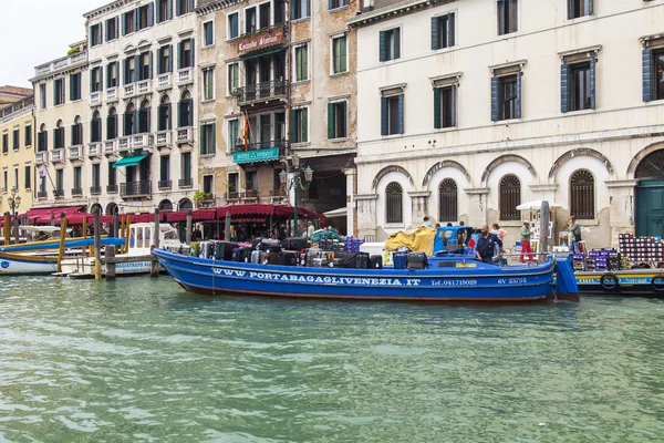 VENISE, ITALIE - le 4 mai 2015. Paysage urbain. complexe architectural sur la côte du Grand Canal (Canal Grande ) — Photo