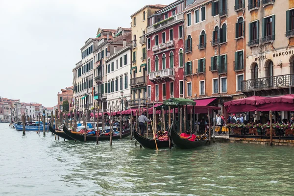 VENECIA, ITALIA - el 4 de mayo de 2015. Una vista desde una tabla vaporetto en la costa del Gran Canal (Canal Grande) y góndola en amarres — Foto de Stock