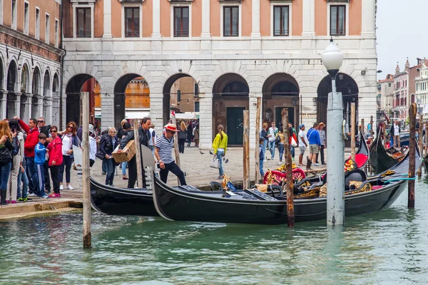 VENICE, ITALY - on MAY 4, 2015. A view from a board vaporetto on the coast of the Grand channel (Canal Grande) and gondola at moorings — Stock Photo, Image