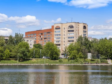 Pushkino, Rusya Federasyonu - 18 Haziran 2015 tarihinde. Bir rekreasyon alanı ve yakın göl evleri