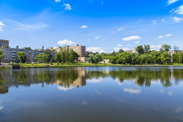 Pushkino, Ryssland - den 18 juni 2015. Ett rekreationsområde och hus vid sjön — Stockfoto