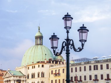 Venice, İtalya - 4 Mayıs 2015 tarihinde. Şehir manzarası. Grand kanal (Canal Grande) dolgu ve karmaşık bir arka plan üzerinde bir tipik mimari karakteristik bir sokak lambası.