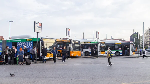 Benátky, Itálie - 4 května 2015. Autobusové nádraží v Ostrov součástí města na Piazzale Roma — Stock fotografie