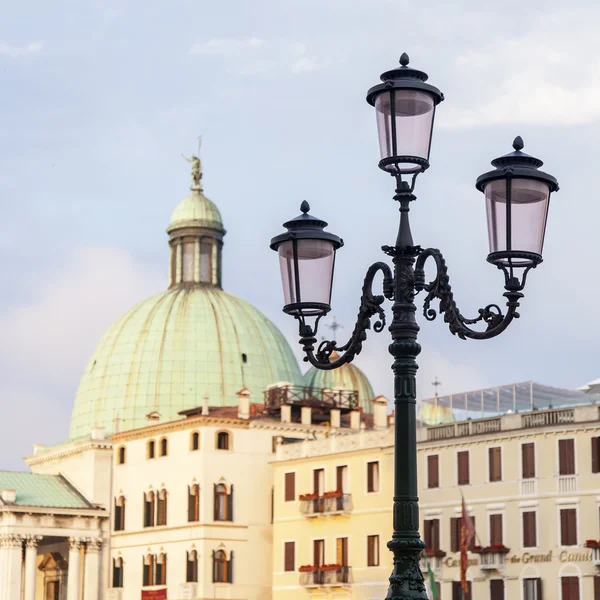 VENISE, ITALIE - le 4 mai 2015. Paysage urbain. Un lampadaire caractéristique sur Grand Kanal (Canal Grande) Embankment et un complexe architectural typique sur fond . — Photo