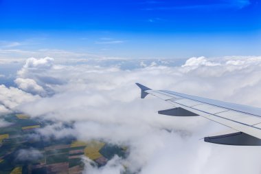 Uçak Görünümü penceresinden pitoresk beyaz bulutlar ve uçağın kanat