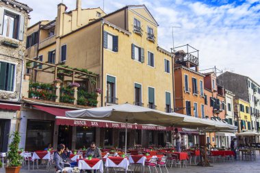 Venice, İtalya - 4 Mayıs 2015 tarihinde. Tipik şehir manzarası. Evler ve kanal ile günbatımı güneş yaktı