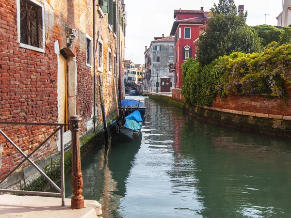 ヴェネツィア, イタリア - 2015 年 5 月 4 日に。典型的な都市の風景です。日没の太陽の家と運河点灯 — ストック写真