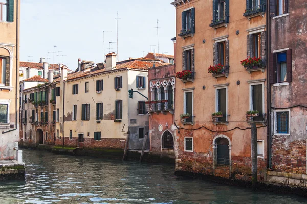 ヴェネツィア, イタリア - 2015 年 5 月 4 日に。典型的な都市の風景です。日没の太陽の家と運河点灯 — ストック写真