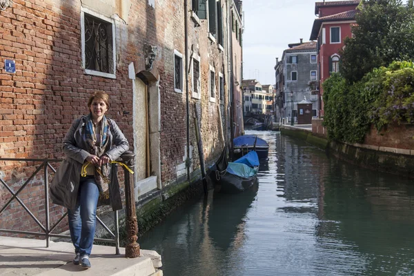 VENICE, ITÁLIA - em 4 de maio de 2015. O turista feliz vai passear — Fotografia de Stock