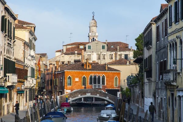 Βενετία, Ιταλία - στις 4 Μαΐου 2015. Τυπικό αστικό τοπίο. Τα σπίτια και το κανάλι που ανάβει με τον ήλιο ηλιοβασίλεμα — Φωτογραφία Αρχείου
