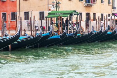Venice, İtalya - 4 Mayıs 2015 tarihinde. Gondol Grand kanal (Canal Grande) sahil hakkında palamarla. Dolgu üzerinde eski saraylar