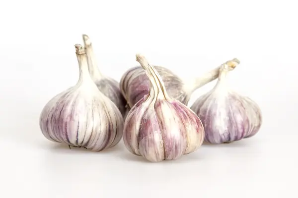 Cabezas de ajo en la mesa — Foto de Stock