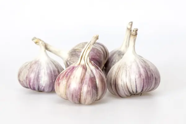 Cabezas de ajo en la mesa — Foto de Stock