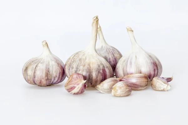 Cabezas de ajo en la mesa — Foto de Stock