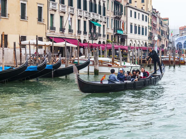 VENICE, ITALY - on MAY 4, 2015. Walk on a gondola on the Grand channel (Canal Grande) - one of the most known tourist attractions in Venice. — Stock Photo, Image
