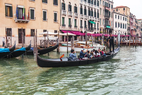 VENICE, ITALY - on MAY 4, 2015. Walk on a gondola on the Grand channel (Canal Grande) - one of the most known tourist attractions in Venice. — Stock Photo, Image