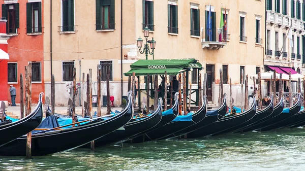 Venice, Italië - op 4 mei 2015. Gondels zijn afgemeerd over de kust van het Grand kanaal (Canal Grande). Oude paleizen aan de kade — Stockfoto