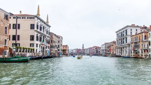 VENICE, ITÁLIA - em 4 de maio de 2015. Vista panorâmica do Grande Canal (Canal Grande) e seus aterros — Fotografia de Stock